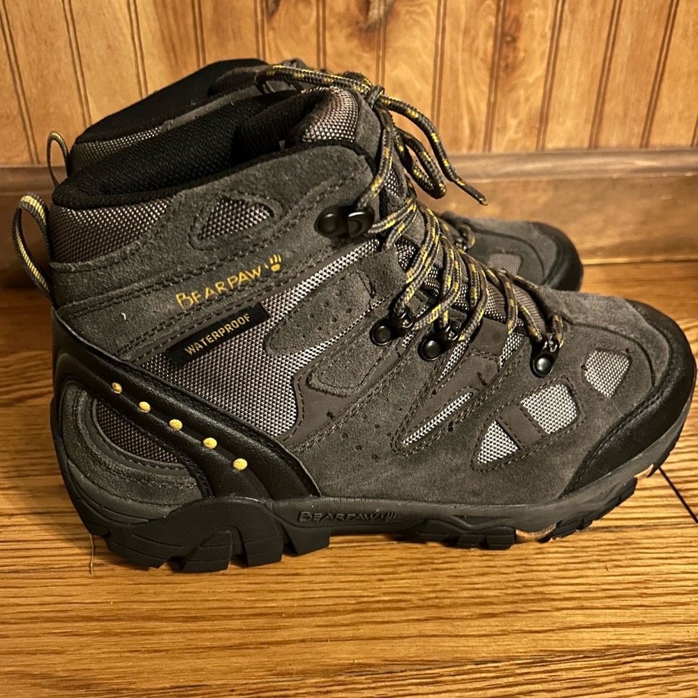 Bearpaw men’s size 8 waterproof hiking boots